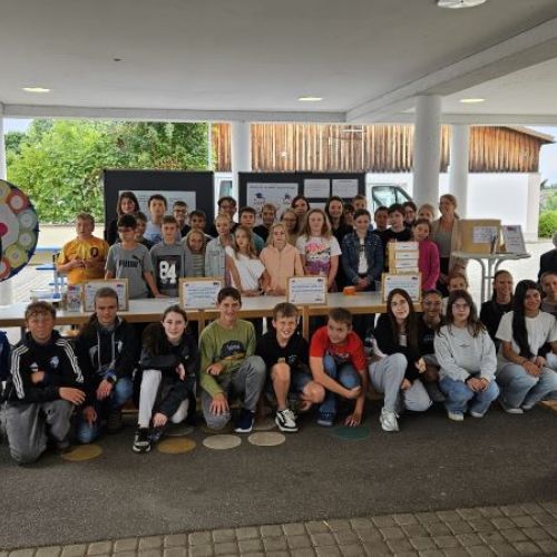 Jugendliche am Mobil.jpg