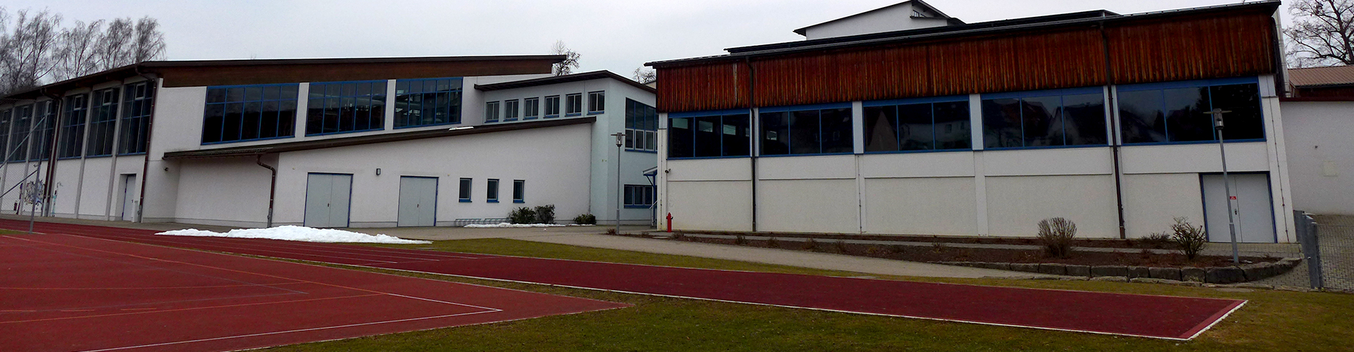 Grund- und Mittelschule Velden, Blick vom Sportplatz auf Turnhalle und Schulgebäude